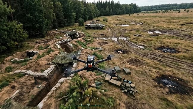Симуляція польоту FPV-дрона над військовими окопами в навчальному середовищі