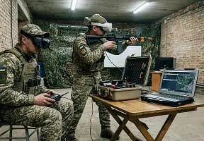 Військові оператори тренуються керувати БпЛА за допомогою пульта, VR-окулярів та спеціалізованого програмного забезпечення на ноутбуці