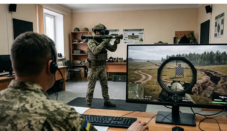 Військовослужбовець у VR-окулярах тренується з макетом гранатомета AT-4, інструктор контролює симуляцію через монітор системи PC/VR