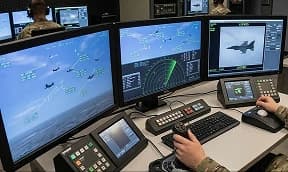 Симулятор протиповітряної оборони: оператор за моніторами радіолокаційних станцій відпрацьовує виявлення та ураження повітряних цілей джойстиком