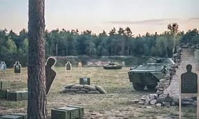 Облаштований військовий полігон з тактичними мішенями, укриттями та бронетехнікою для відпрацювання сценаріїв бою